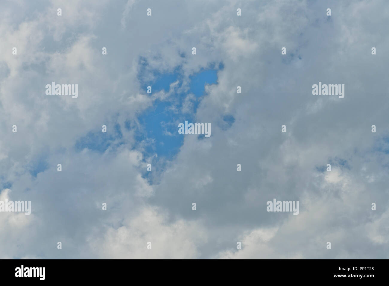 Ciel Nuages et créer un contraste fabuleux sur une chaude journée d'automne plus de St Louis. Banque D'Images Ciel Nuages et créer un contraste fabuleux sur une chaude journée d'automne plus de St Louis. Banque D'Images