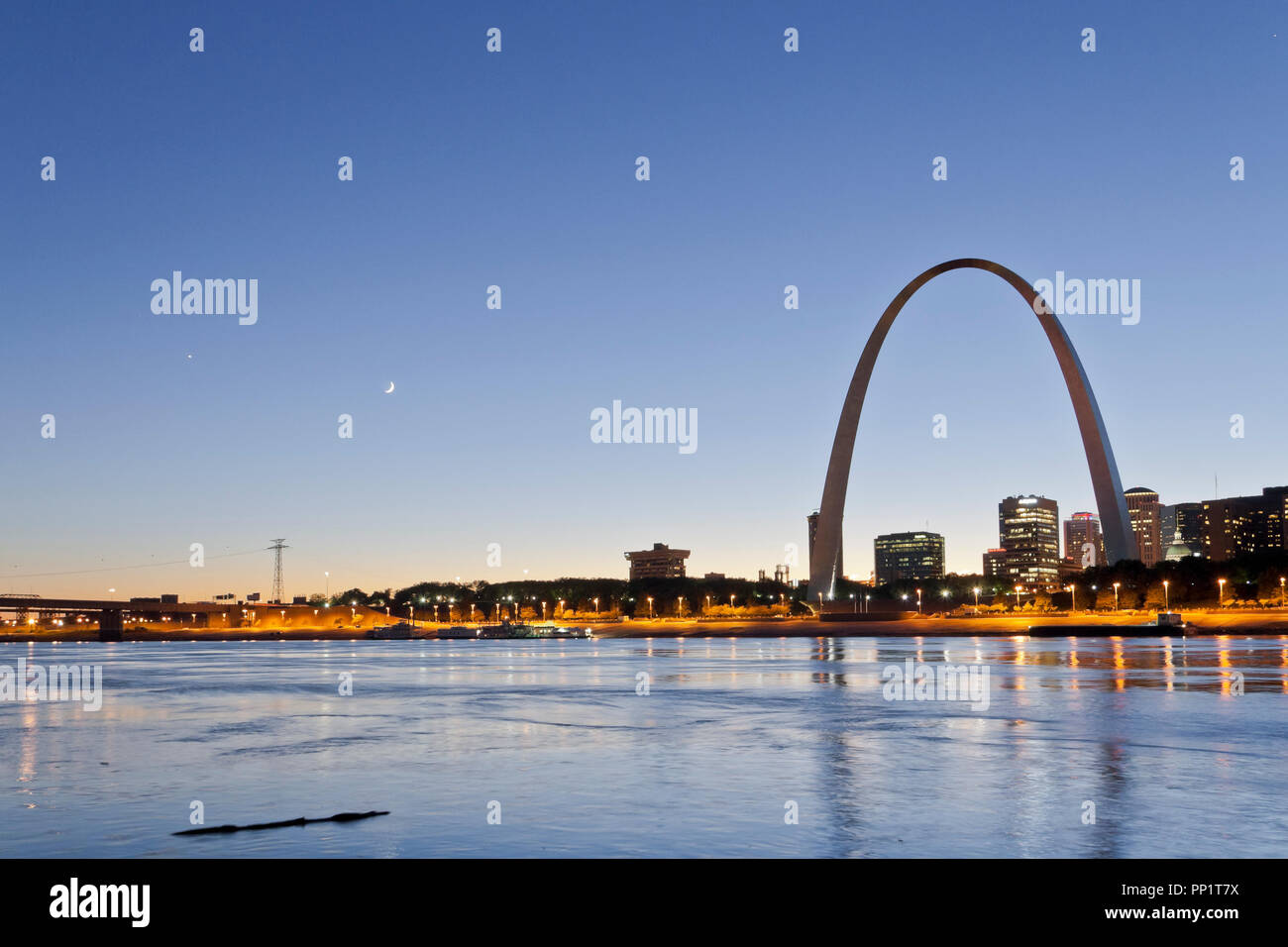 EAST ST. LOUIS, IL - 7 octobre : Vénus et deux jours, croissant de lune, en utilisant plus de centre-ville de Saint-Louis sur le 7 octobre 2013. Banque D'Images