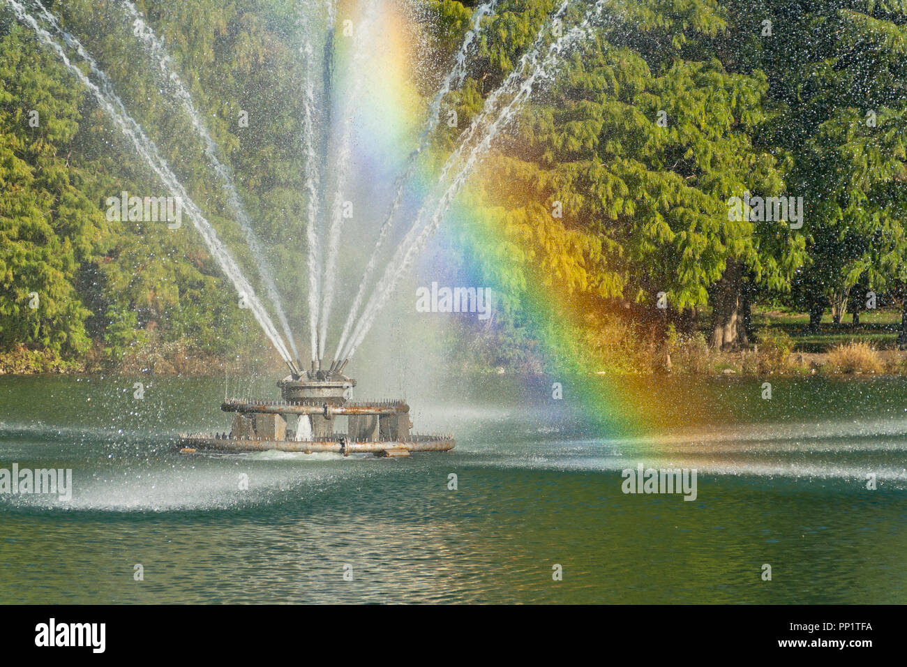 La fontaine à Forest Park's Round Lake crée un arc-en-ciel. Banque D'Images