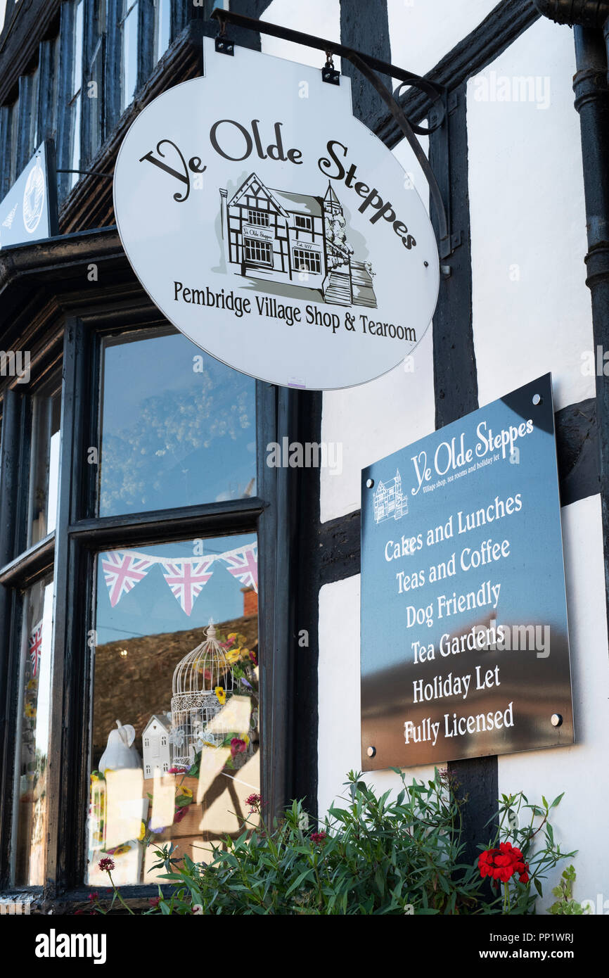 Ye Old Steppes. Boutique et salon de thé des signes dans le village de Pembridge. Herefordshire. L'Angleterre Banque D'Images