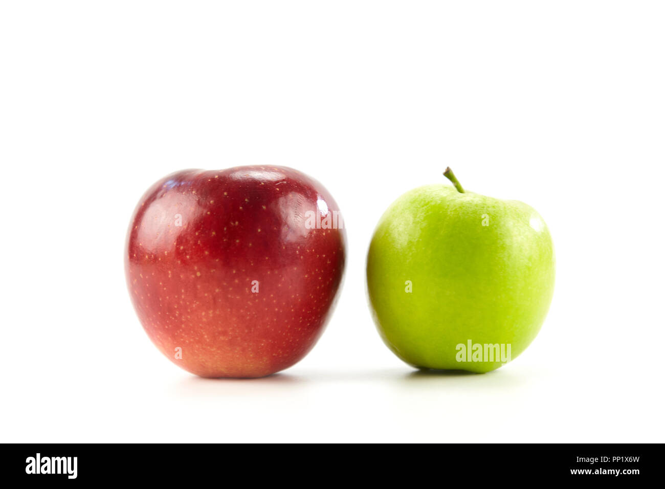 Deux pommes un Rouge sur vert isolé sur fond blanc. Banque D'Images Deux pommes un Rouge sur vert isolé sur fond blanc. Banque D'Images