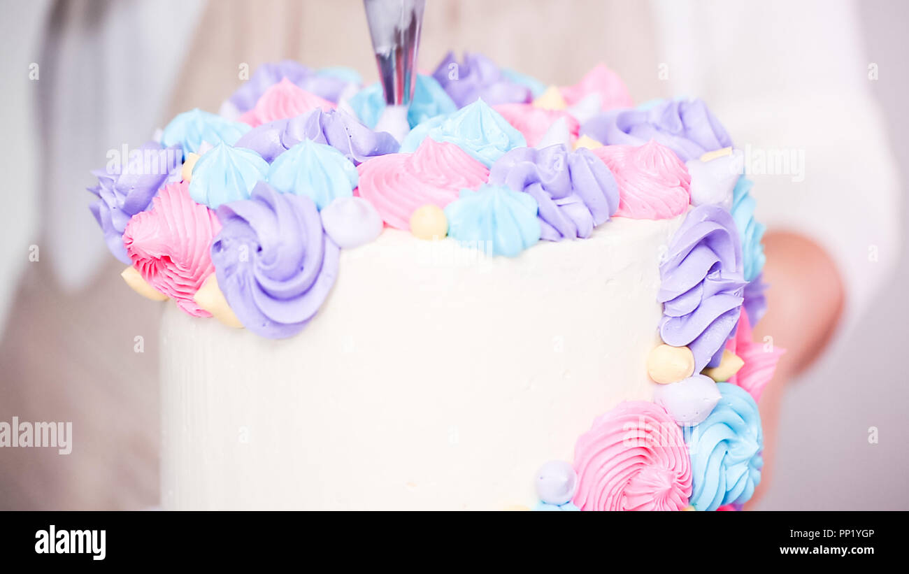Etape Par Etape Tuyauterie Patissier Glacage A La Creme Au Beurre Sur Le Gateau Unicorn Pour Petite Fille D Anniversaire Photo Stock Alamy Etape Par Etape Tuyauterie Patissier Glacage A La Creme Au Beurre Sur Le Gateau Unicorn Pour Petite Fille D Anniversaire Photo Stock Alamy