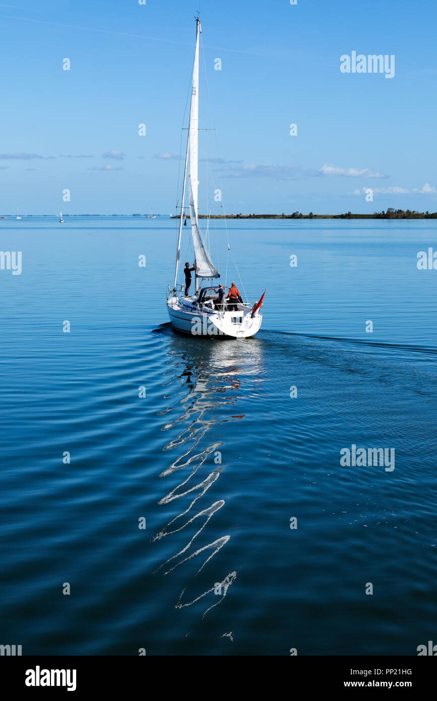 Un yacht à voile dans l'eau très calme Banque D'Images