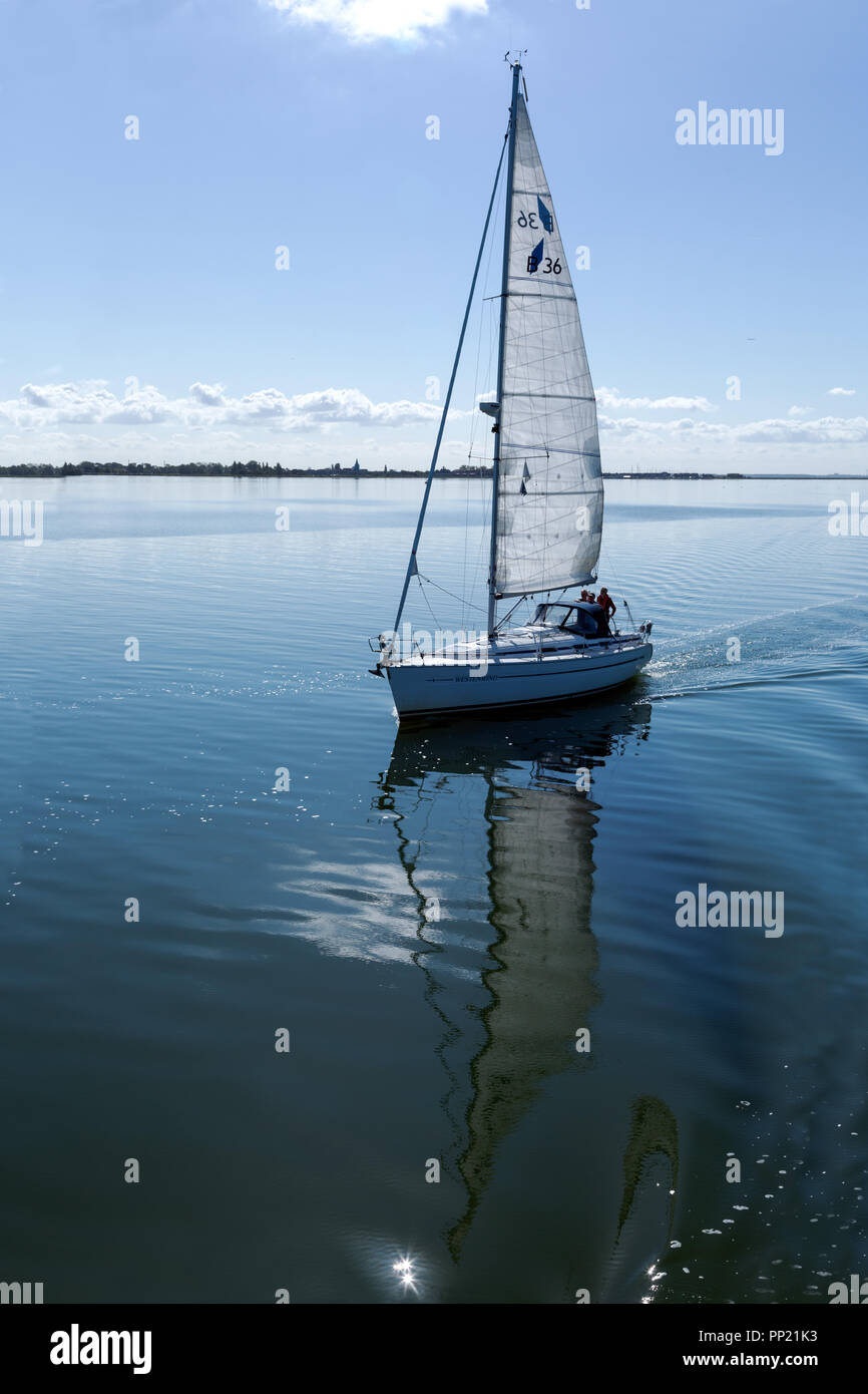Un yacht à voile dans l'eau très calme Banque D'Images