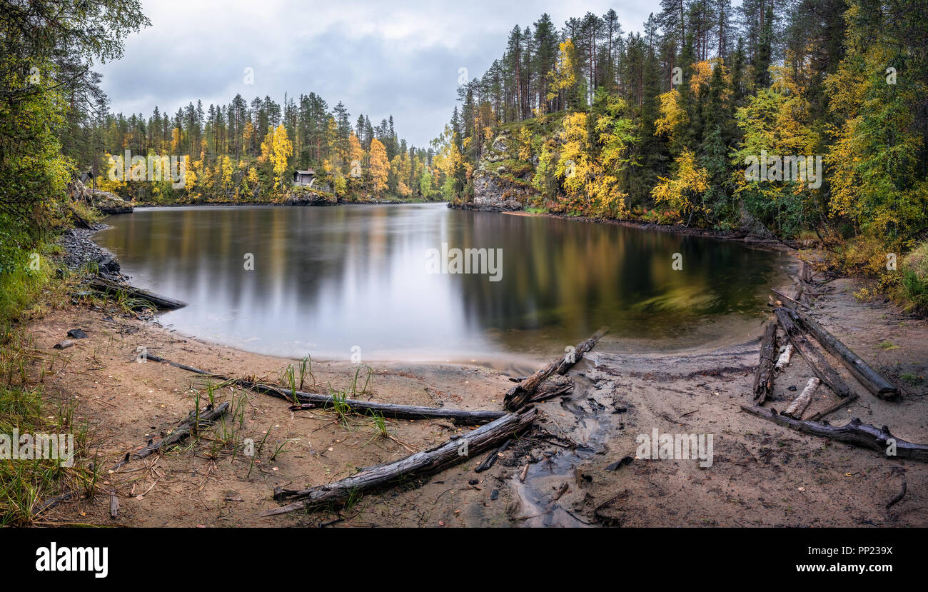 Paysage panoramique sur la rivière avec de belles couleurs d'automne au jour de l'automne, le parc national de Finlande Banque D'Images