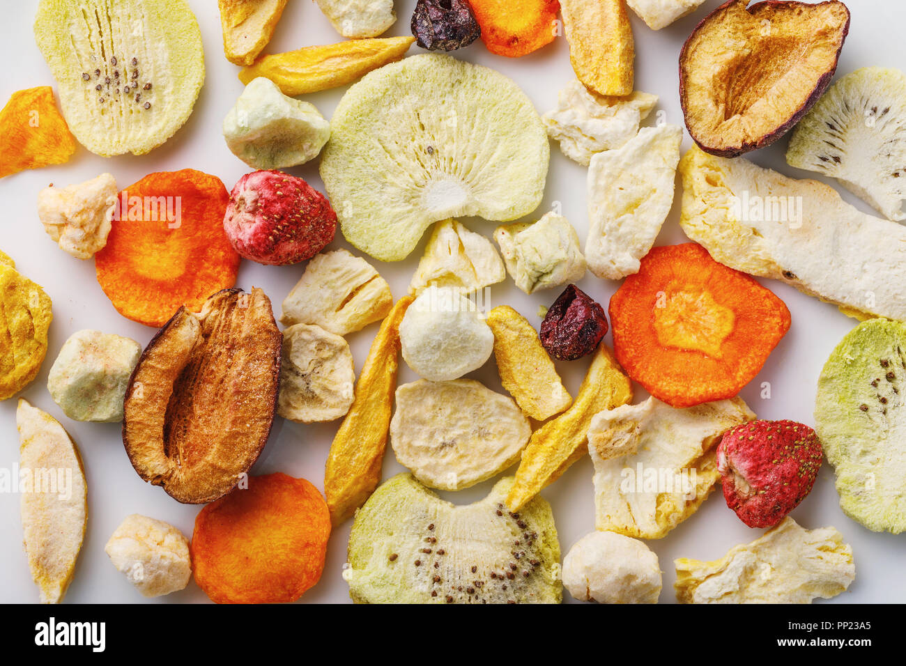 Snack croustillant aérien à partir de fruits et légumes transformés par le séchage sous vide, vue du dessus. Arrière-plan de l'alimentation Banque D'Images