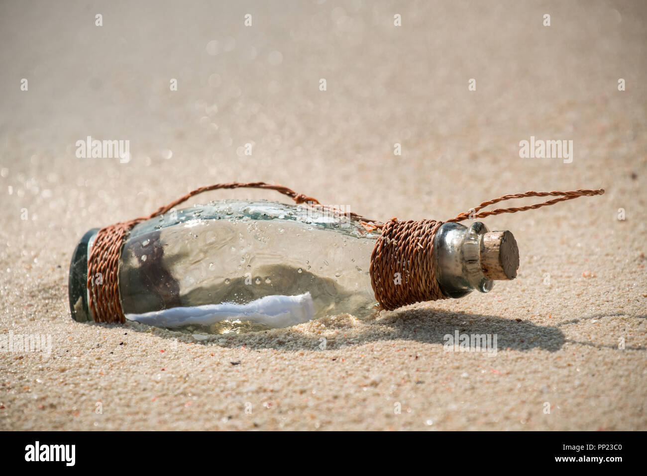 Lettre message dans une bouteille transparente en verre sur la plage , concept pour la communication. Banque D'Images