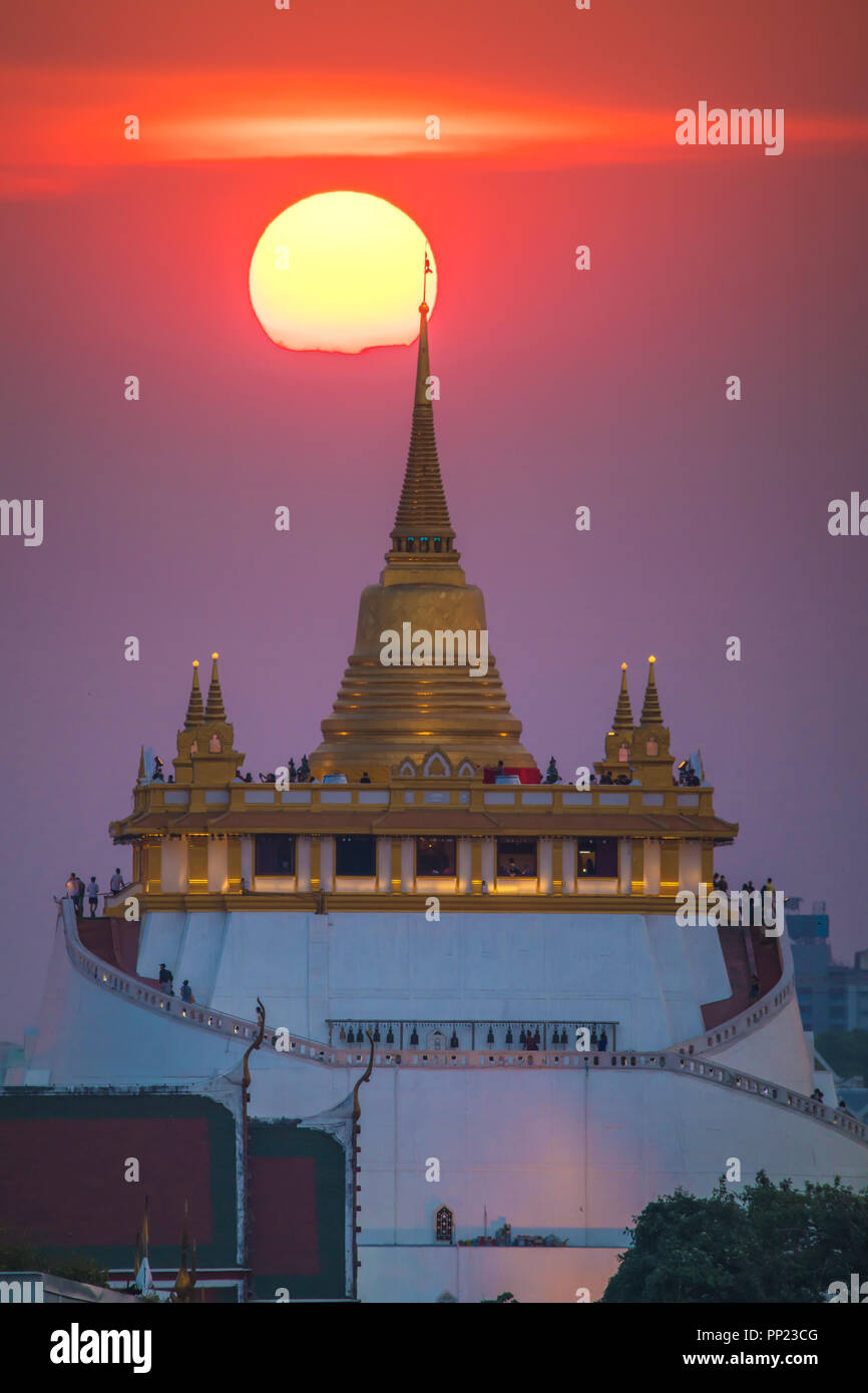 Golden Mount Temple à Bangkok au crépuscule, coucher de soleil derrière, temple Wat Saket, Bangkok, Thaïlande Banque D'Images