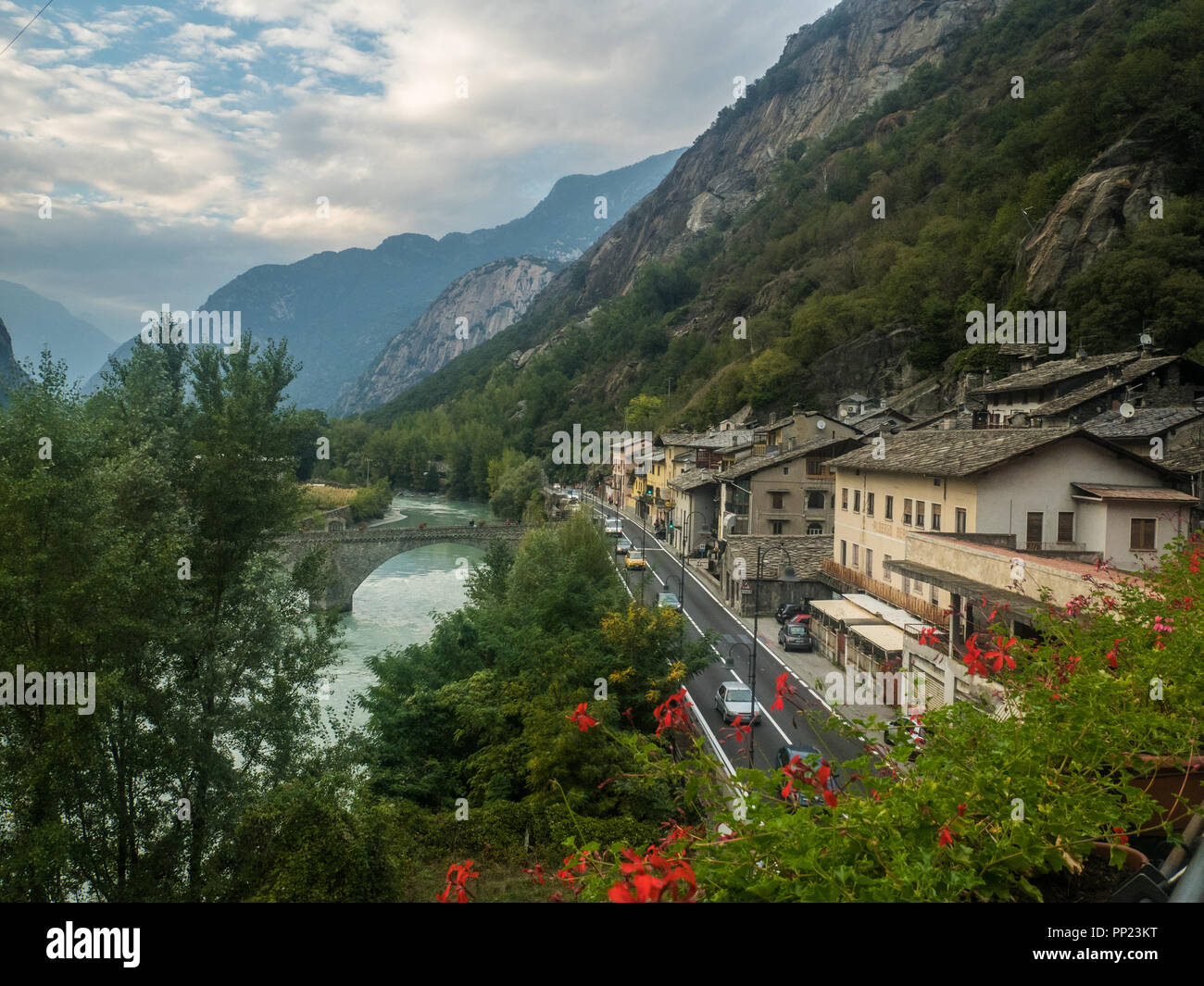 Donnant sur la Dora Baltea, dans la ville de Bard dans la vallée d'Aoste ne l'Italie. Banque D'Images