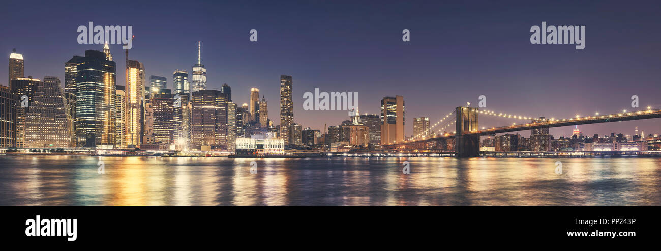 Manhattan et le pont de Brooklyn de nuit, harmonisation des couleurs appliquées, USA. Banque D'Images