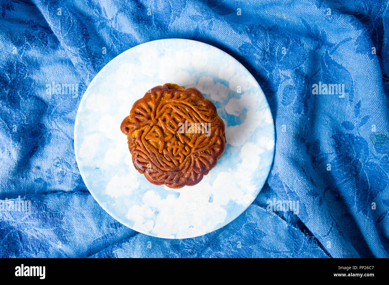 Gâteaux chinois à la mi-automne festival sur une plaque d'examen Banque D'Images