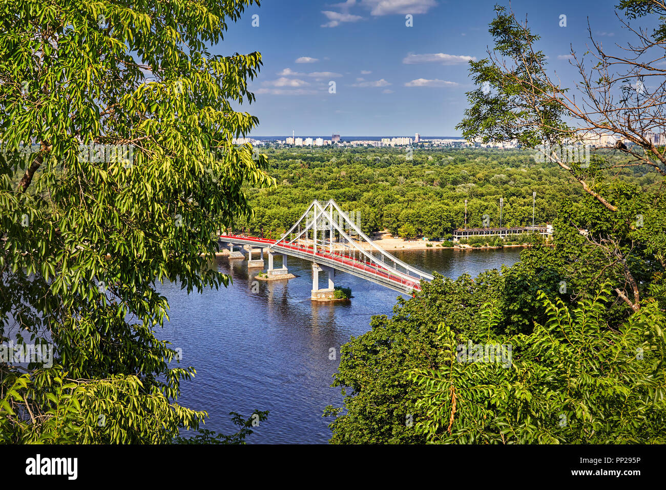Vue aérienne du pont piétonnier traversant la rivière Dniepr à Kiev, Ukraine Banque D'Images