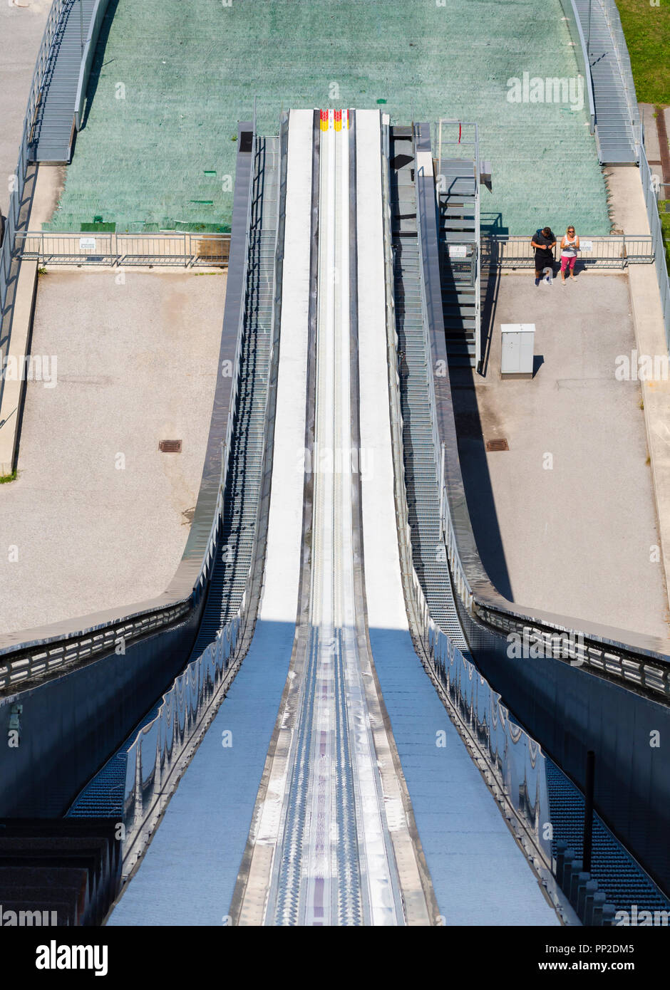 À la recherche des pentes escarpées des pistes de ski du haut de saut à ski de Bergisel à Innsbruck (Autriche) en été. Banque D'Images