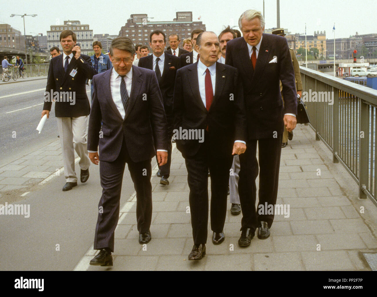 François Mitterrand Président de la France se promener avec le ministre suédois Thage G Pettersson durant la visite d'État en Suède Banque D'Images