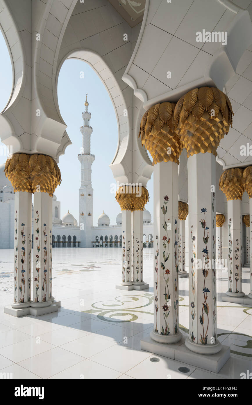 L'extérieur de la Grande Mosquée Sheikh Zayed à Abu Dhabi, Émirats arabes unis, ÉMIRATS ARABES UNIS Banque D'Images