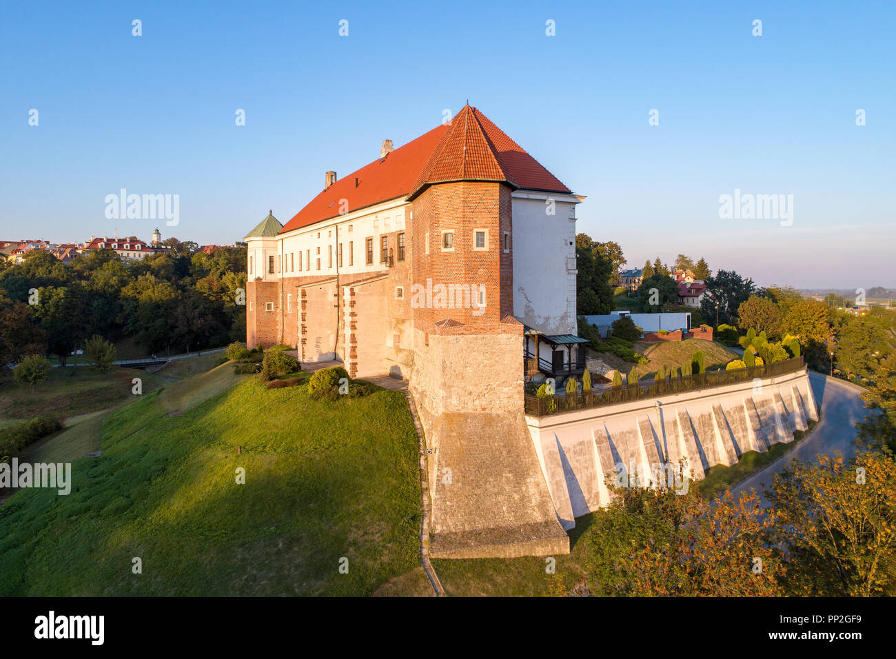Château gothique médiévale de Sandomierz, Pologne, construit au 14ème siècle. Vue aérienne de la lumière au coucher du soleil. Banque D'Images