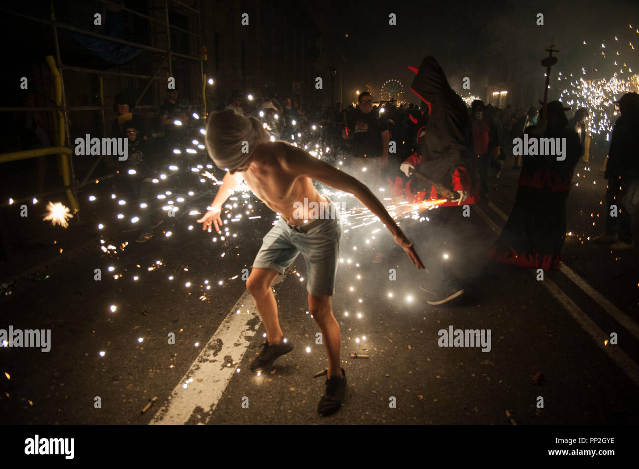 Barcelona 22 Septembre, 2018. Les correfocs font partie de la culture catalane et en eux, nous pouvons voir les jeunes et les vieux profiter du rythme de la percussion Banque D'Images