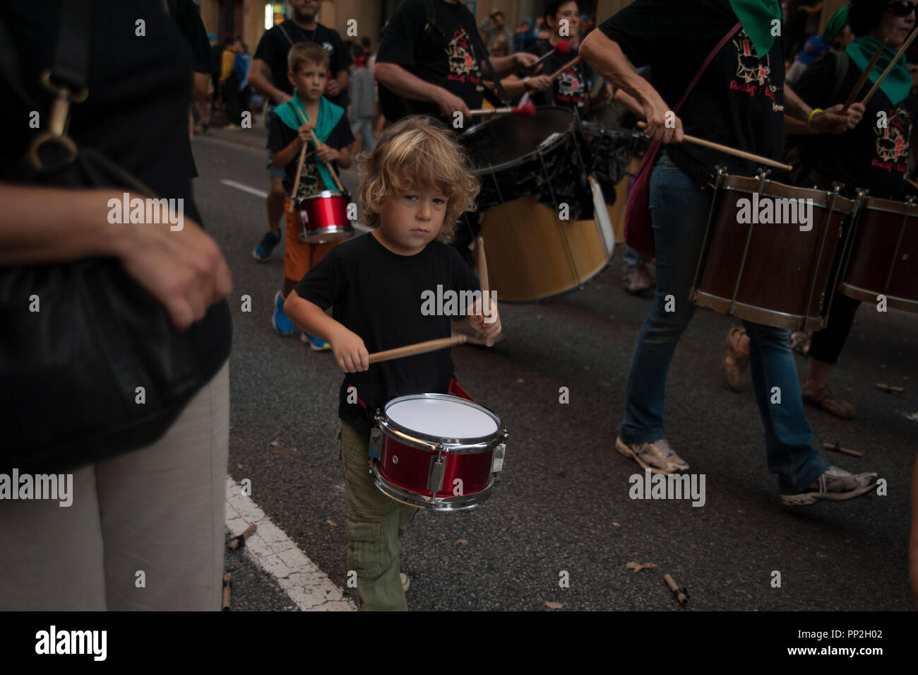 Barcelona 22 Septembre, 2018. Les correfocs font partie de la culture catalane et en eux, nous pouvons voir les jeunes et les vieux profiter du rythme de la percussion Banque D'Images
