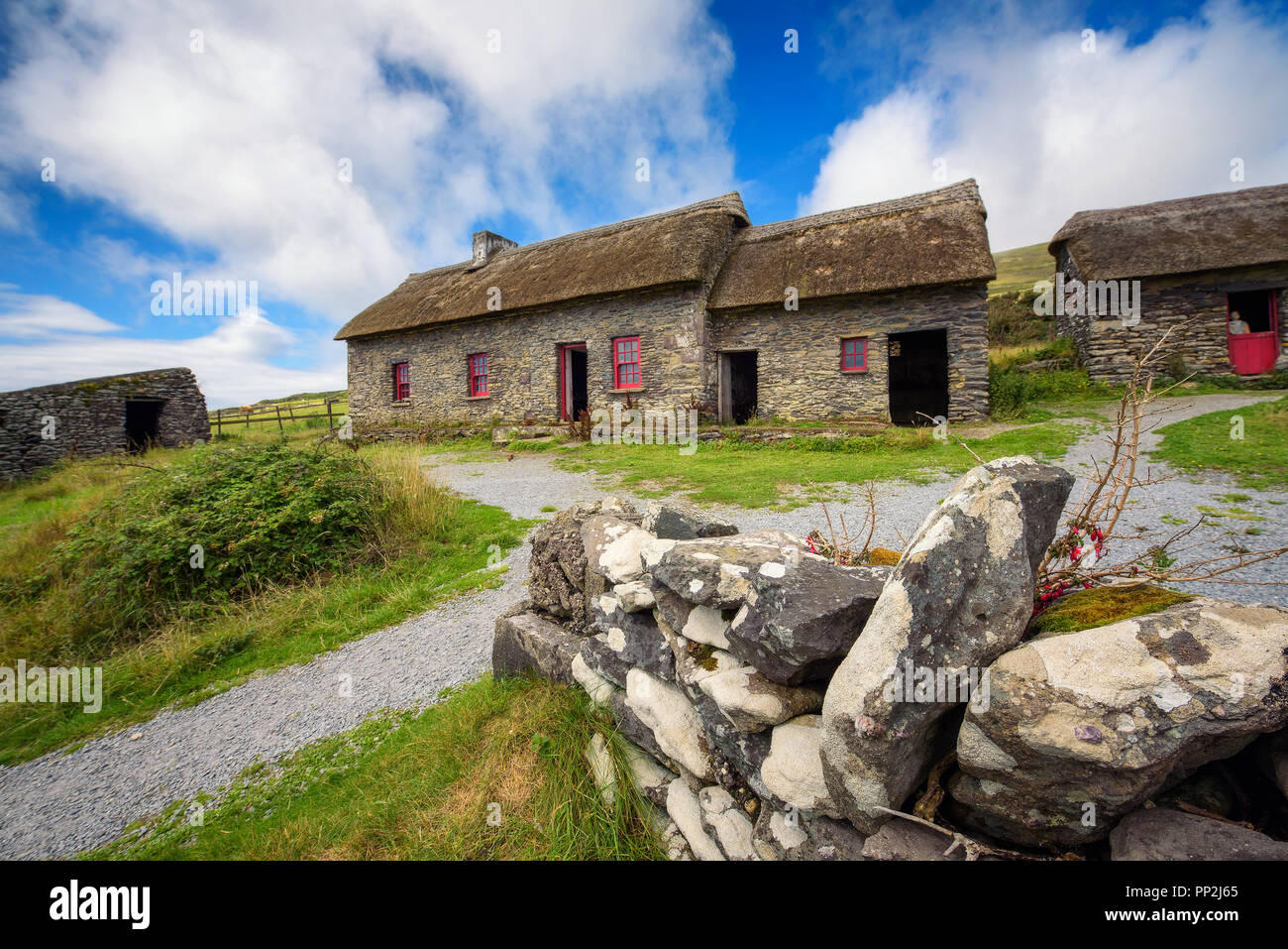 Fahan, Irlande - Août 3, 2018 : Slea Head Famine Cottages construit au milieu du xixe siècle par les gens de logement l'une des pires famines de Wes Banque D'Images