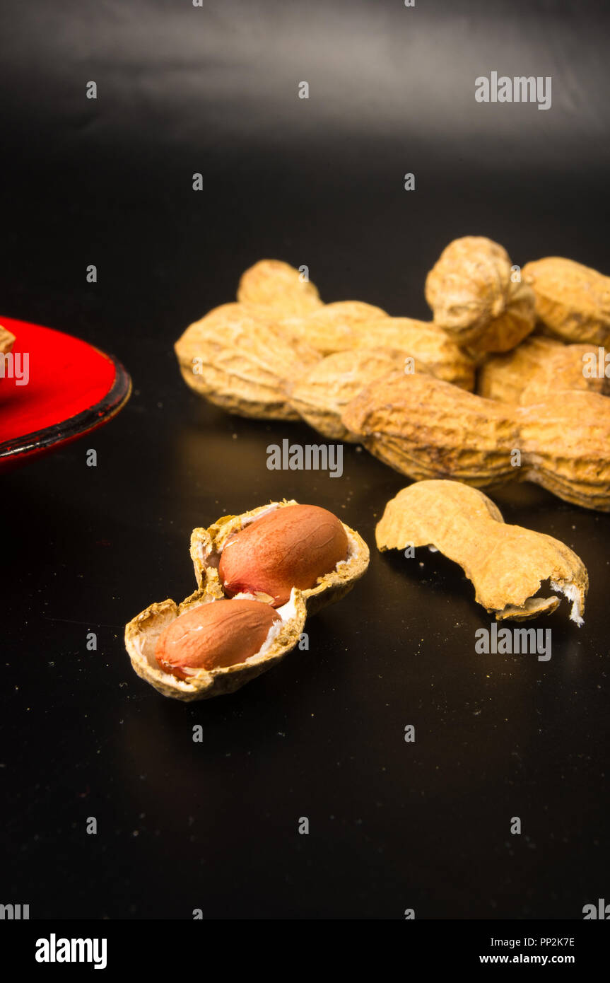 L'arachide, Arachis hypogaea, en coquille sur fond sombre, Close up, selective focus Banque D'Images