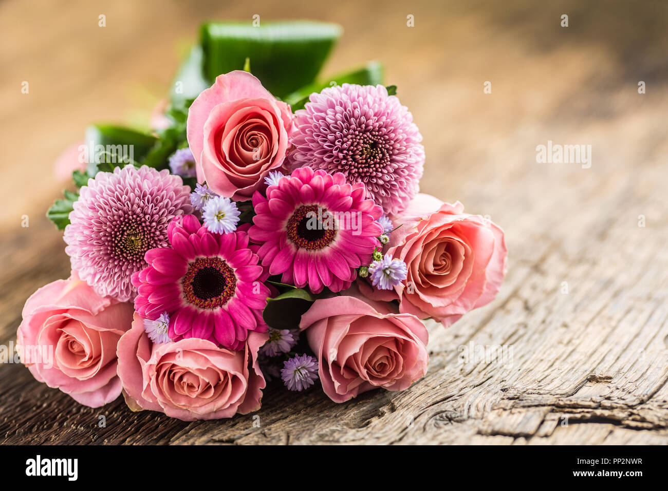 Close-up beau bouquet de fleurs sur la table en bois. Banque D'Images