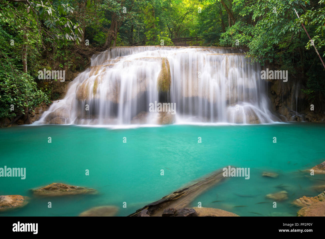 Chute d'eau d'Erawan en Thaïlande est de localiser en Provience de Kanchanaburi. Cette cascade est dans le parc national d'Erawan à l'intérieur de la forêt. À partir de niveau 2 7. Banque D'Images