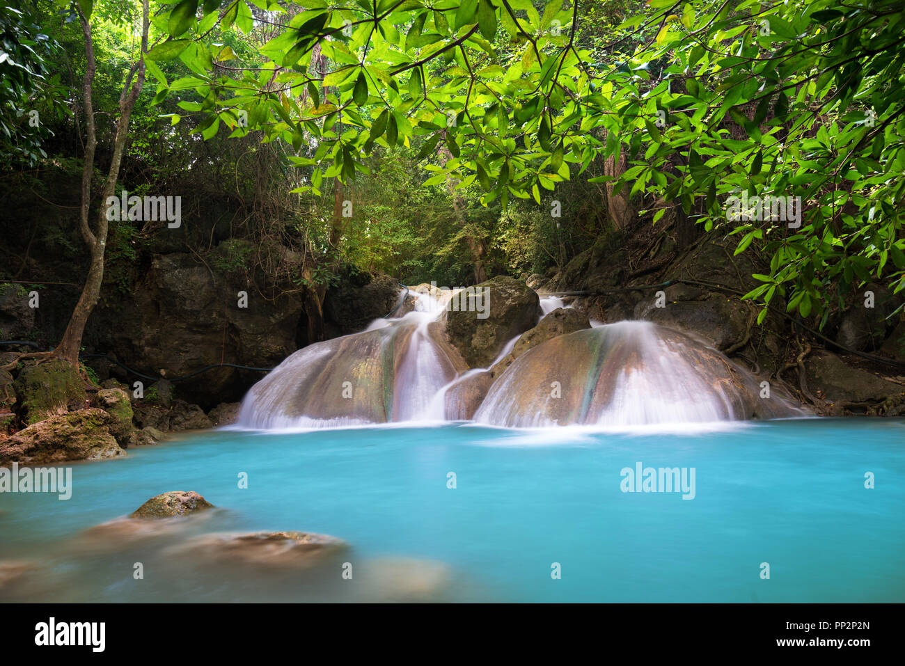 Chute d'eau d'Erawan en Thaïlande est de localiser en Provience de Kanchanaburi. Cette cascade est dans le parc national d'Erawan à l'intérieur de la forêt. Niveau 4 de tous les 7. Banque D'Images