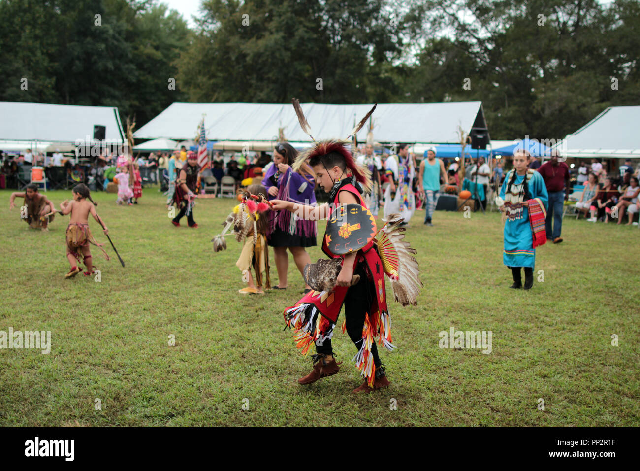 Les interprètes habillés en costumes traditionnels à danser à la tribu indienne Fall Festival annuel et de Pow Wow, Virginie, USA Banque D'Images