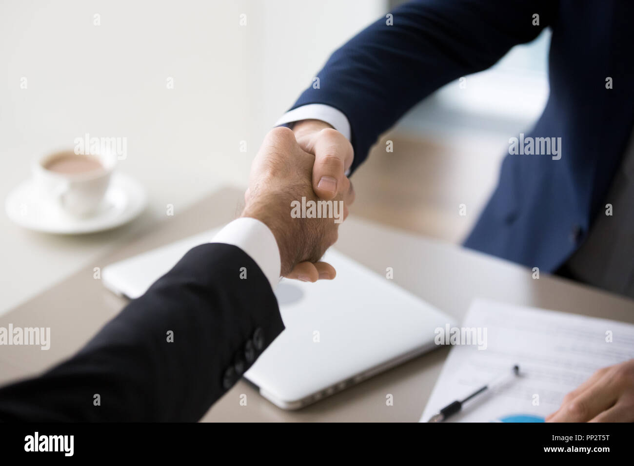 Close up of business handshake après l'meeti Banque D'Images