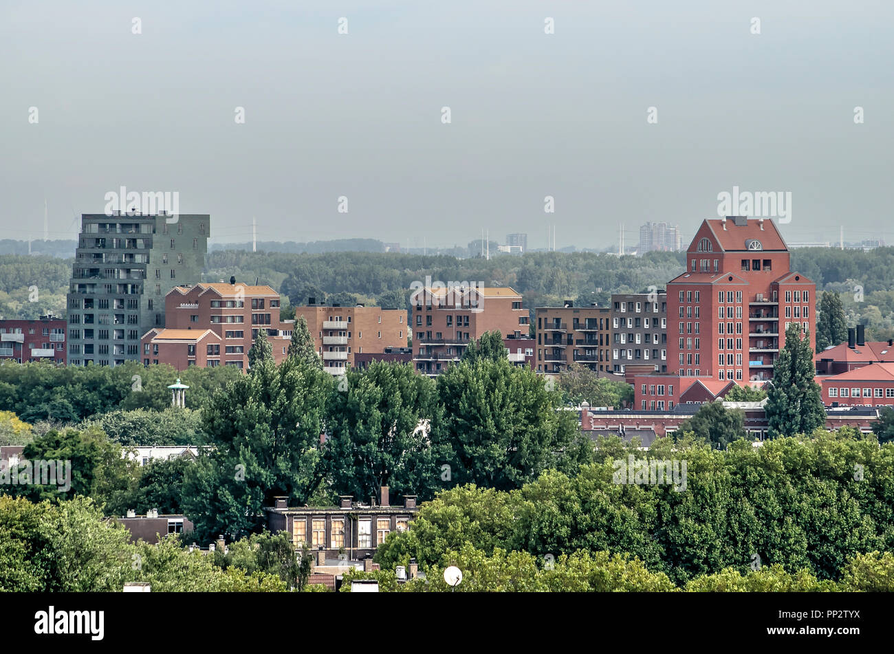 Rotterdam, Pays-Bas, le 8 septembre 2018 : Vue aérienne des récents développements dans le logement de style post-moderne dans le quartier de Nieuw Crooswijk Banque D'Images