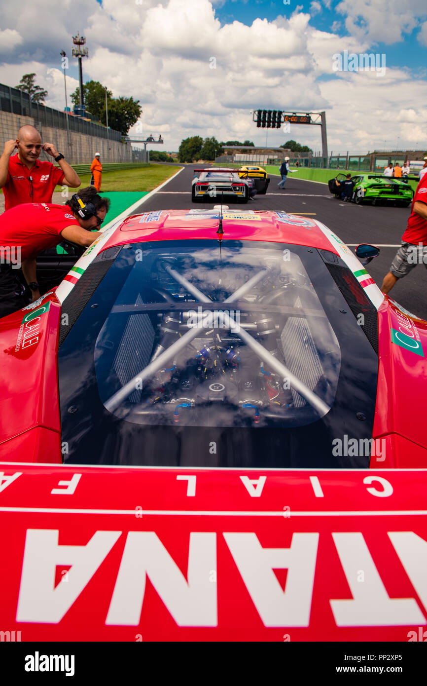 Vallelunga, Rome, Italie 8 septembre 2018, Ferrari voiture de course en tournée sur la grille de départ l'arrière high angle view Banque D'Images