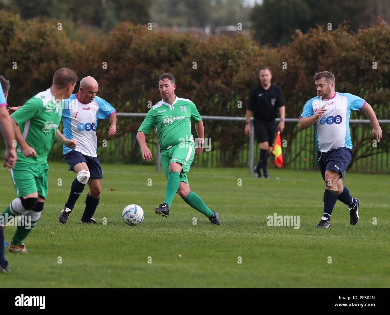 La presse reporters Rob Merrick (à gauche) et David Wilcock (à droite) dans l'ancien attaquant du Liverpool FC et l'Angleterre Robbie Fowler (au centre) pendant le travail (en vert) v match de football annuel des journalistes à Walton Park à Liverpool au cours de la conférence annuelle du parti dans la ville. Banque D'Images