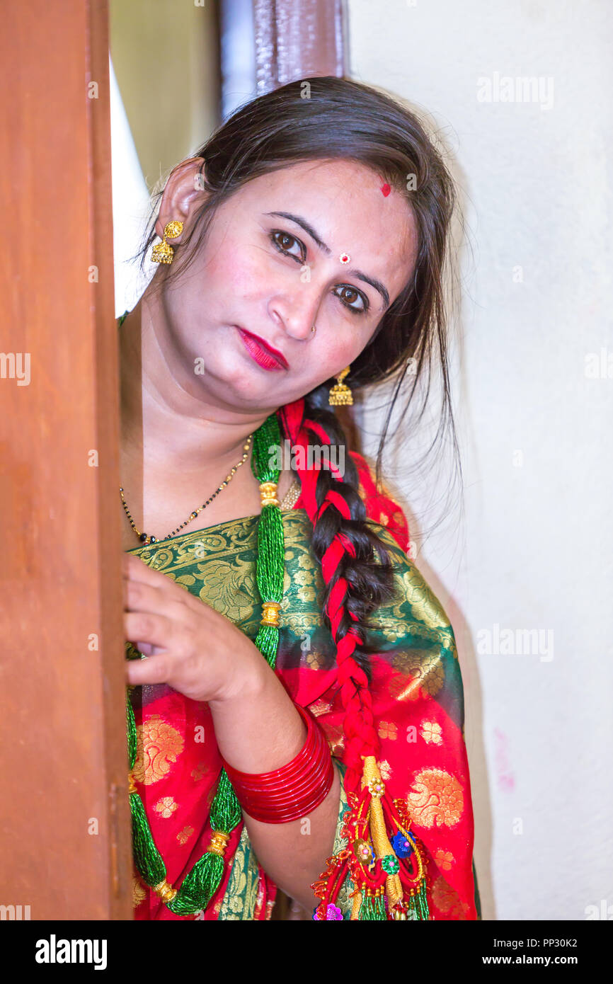 Belles femmes népalaises dans un costume traditionnel jusqu'au port de saree et bijouteries à Teej Festival à Katmandou.Belles femmes népalaises. Banque D'Images