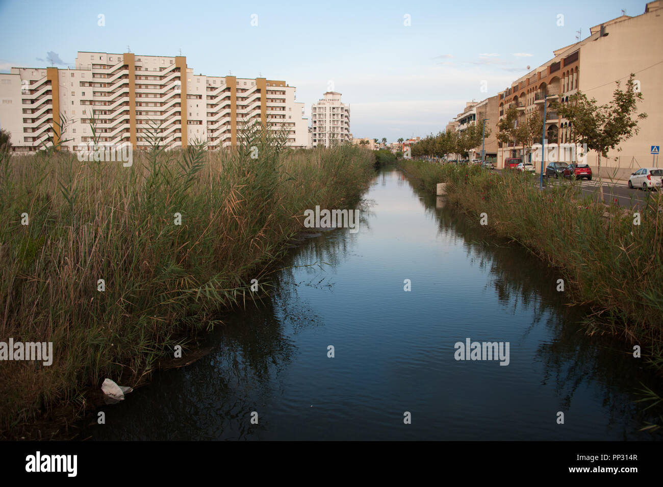 Les roseaux et les marais à travers le centre de la ville espagnole de Peniscola en Espagne du Nord, remontent à l'époque médiévale. Banque D'Images