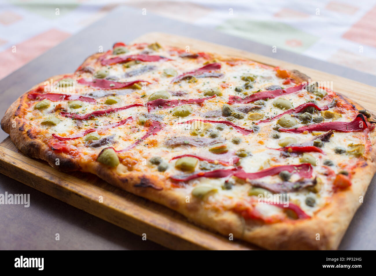 Pizza italienne maison avec des anchois, des olives et du capsicum. Banque D'Images