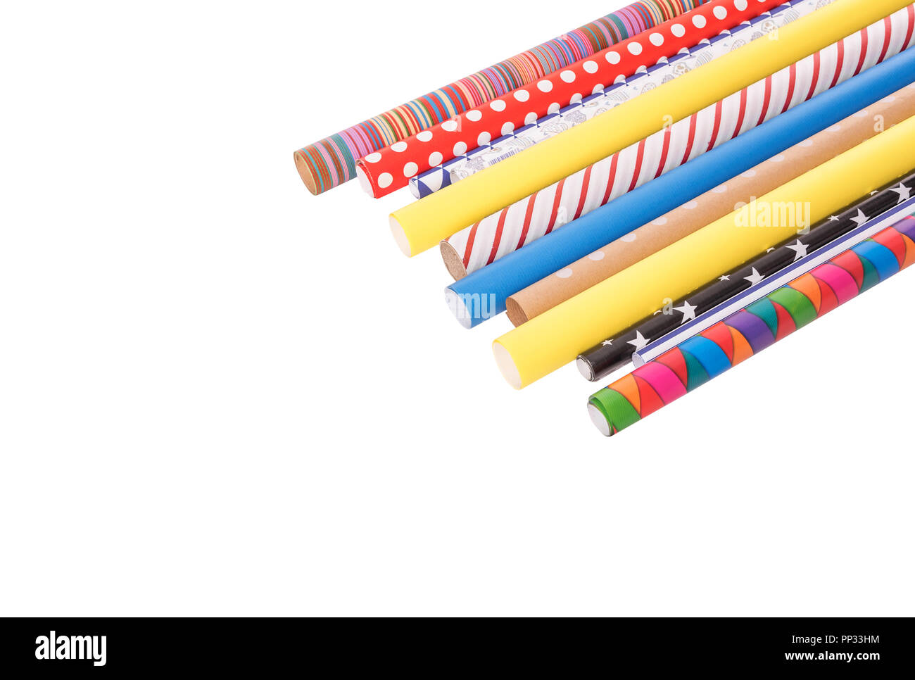 Rouleaux de papier d'emballage multi-couleurs sur un fond blanc. Banque D'Images