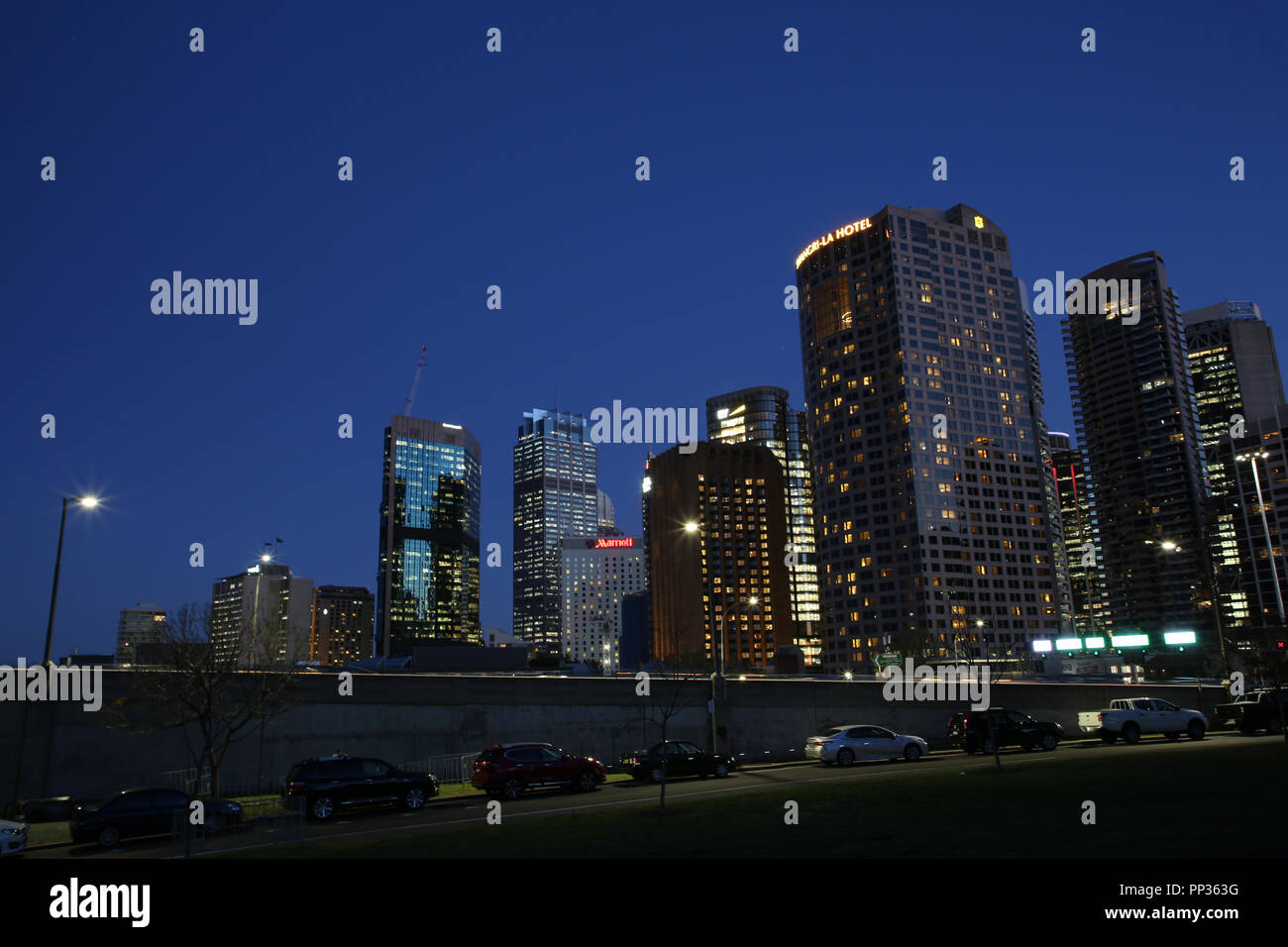 Le CBD de Sydney et début de la Sydney Harbour Bridge de nuit vu de l'Observatory Hill Park, 1001 Haut Fort St, meuniers Point NSW 2000 Banque D'Images