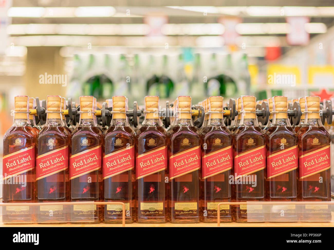 Kiev, Ukraine. Le 15 juillet 2018. Bouteilles de Scotch whisky Johnnie Walker sur les tablettes des magasins à vendre en hypermarché. Whiskey sur l'étagère dans le supermarché Banque D'Images