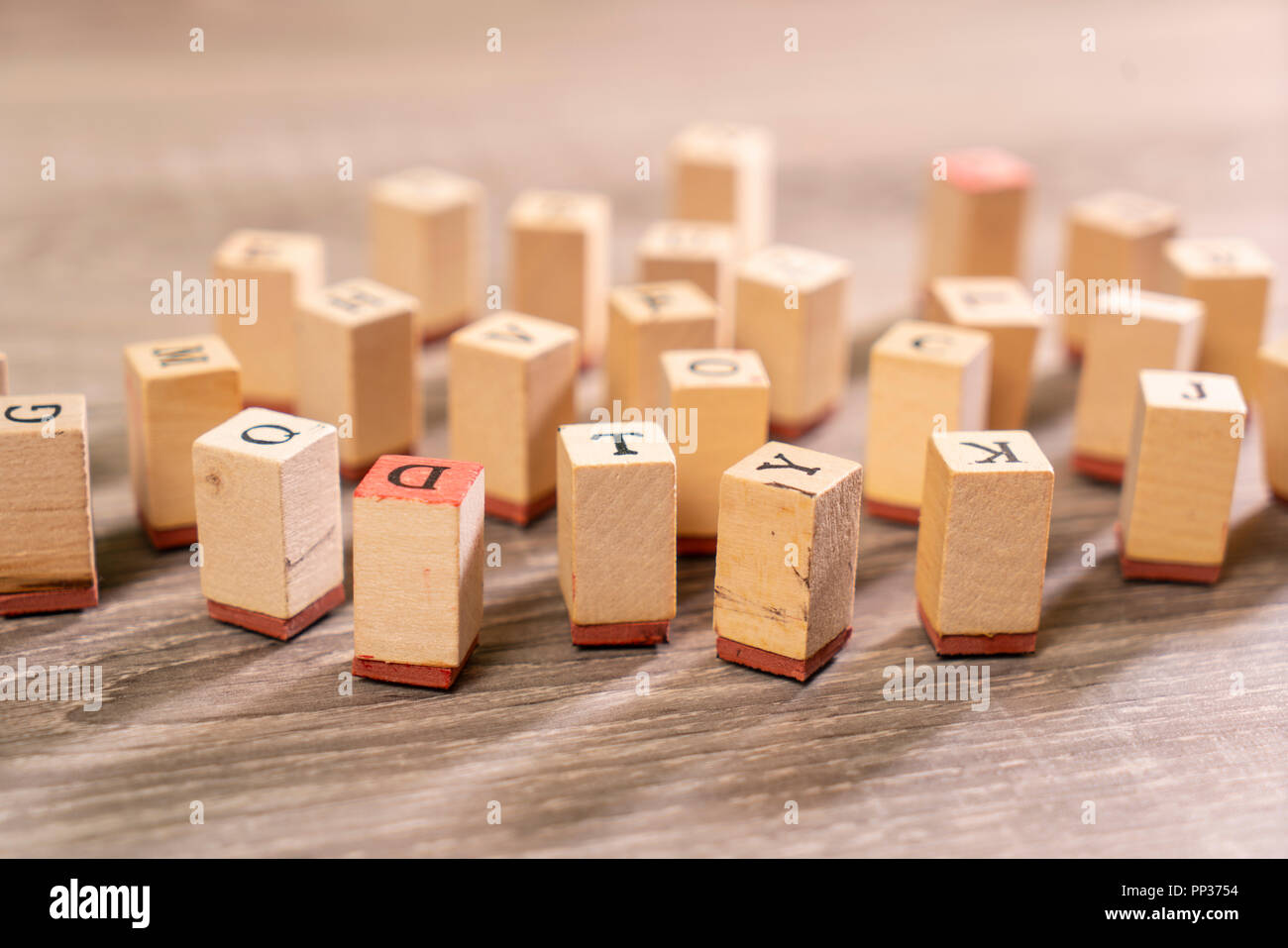 Lettres imprimées sur des cubes en bois éparpillés sur la table Banque D'Images