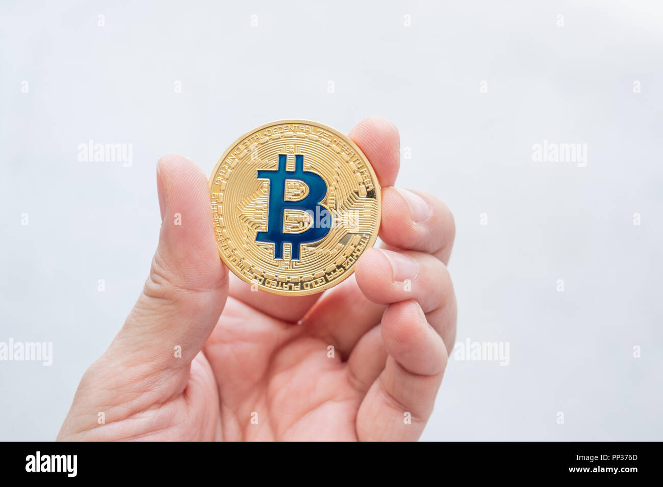 Main tenant l'or blanc sur bitcoin backgorund.la monnaie numérique.banking financial technology Banque D'Images