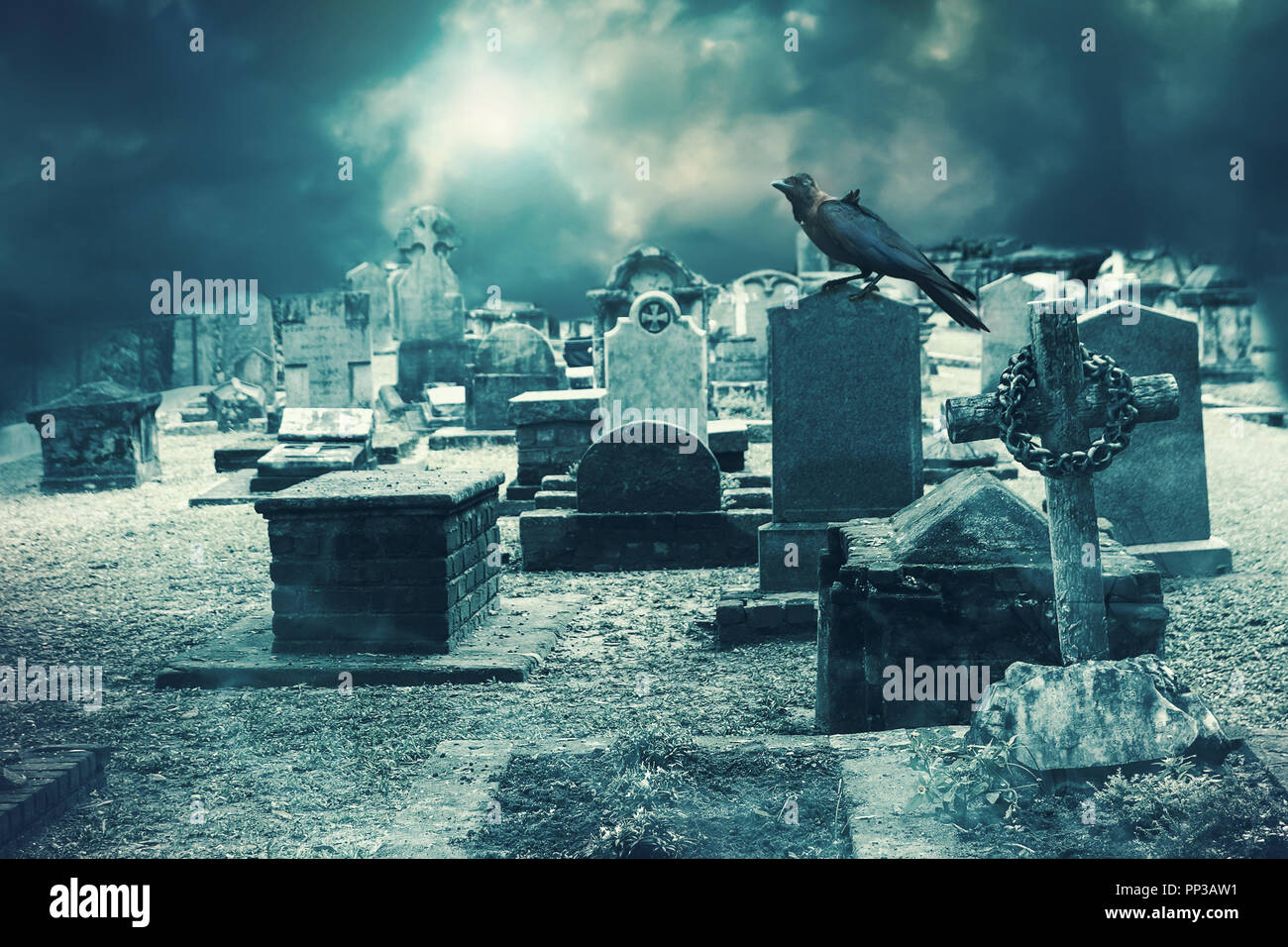 Cimetière nuit assis sur Raven Banque D'Images Cimetière nuit assis sur Raven Banque D'Images