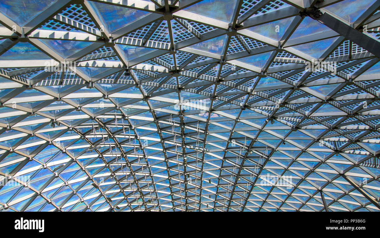 Modèle triangulaire de toit moderne en verre transparent Banque D'Images