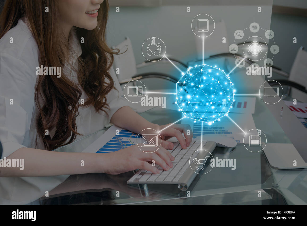 Libre part young asian business woman en appuyant sur le clavier de l'ordinateur pour faire des achats en ligne avec omni channel dans les bureaux modernes, les gens business Banque D'Images