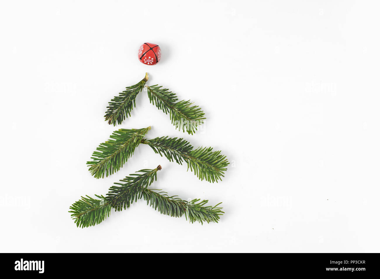 La forme de l'arbre de Noël fait de branches de sapin isolé sur fond blanc. Copie gratuite de l'espace. Banque D'Images