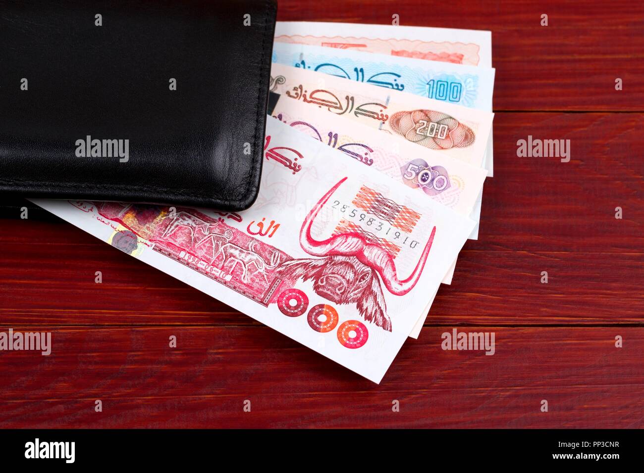 Dinar algérien dans le portefeuille noir Banque D'Images