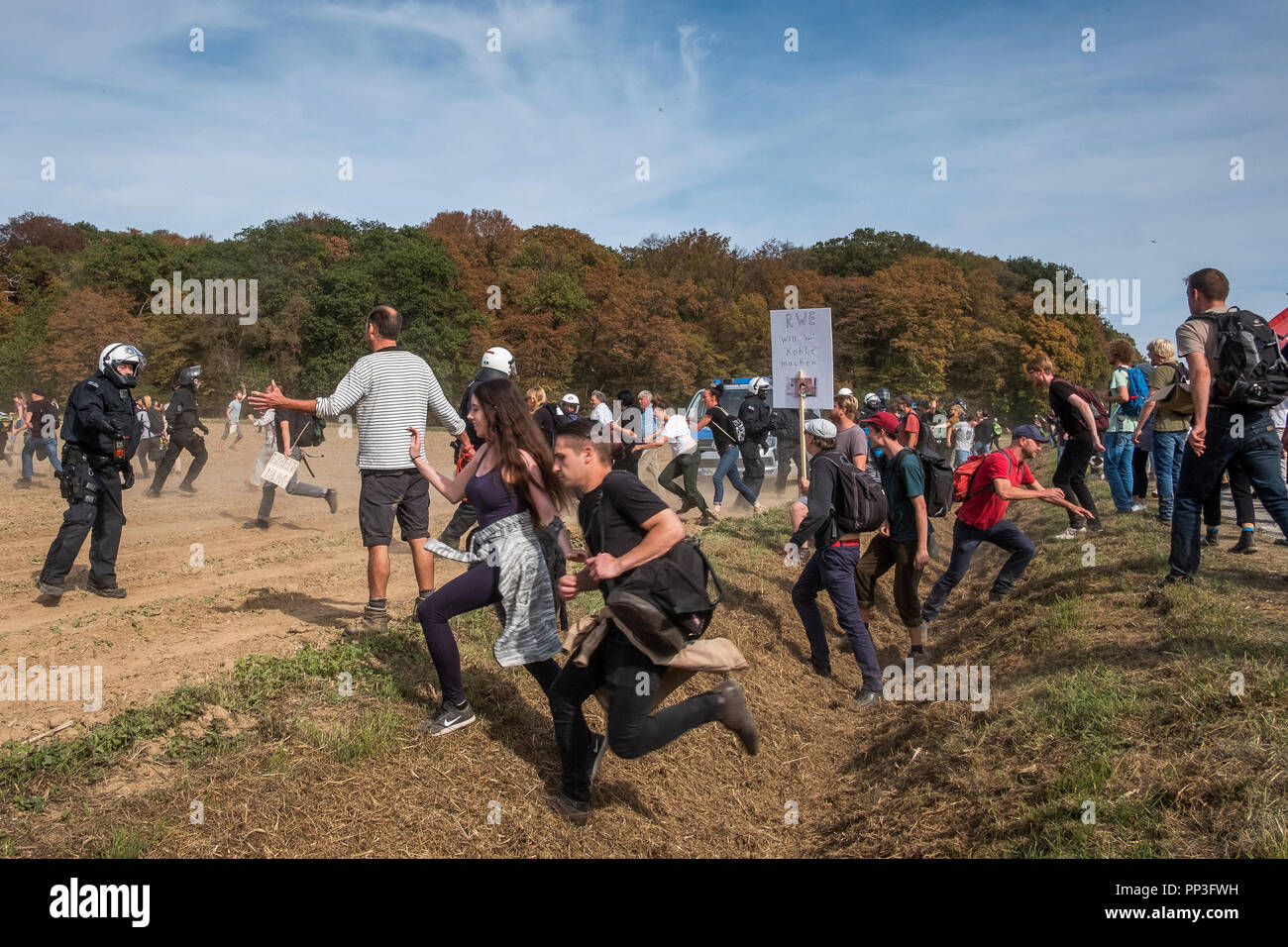 L'environnement non-violente manifestation contre les mines de lignite de RWE et contre la destruction de la forêt, de l'Allemagne. Hambach l'expulsion de manifestants Banque D'Images