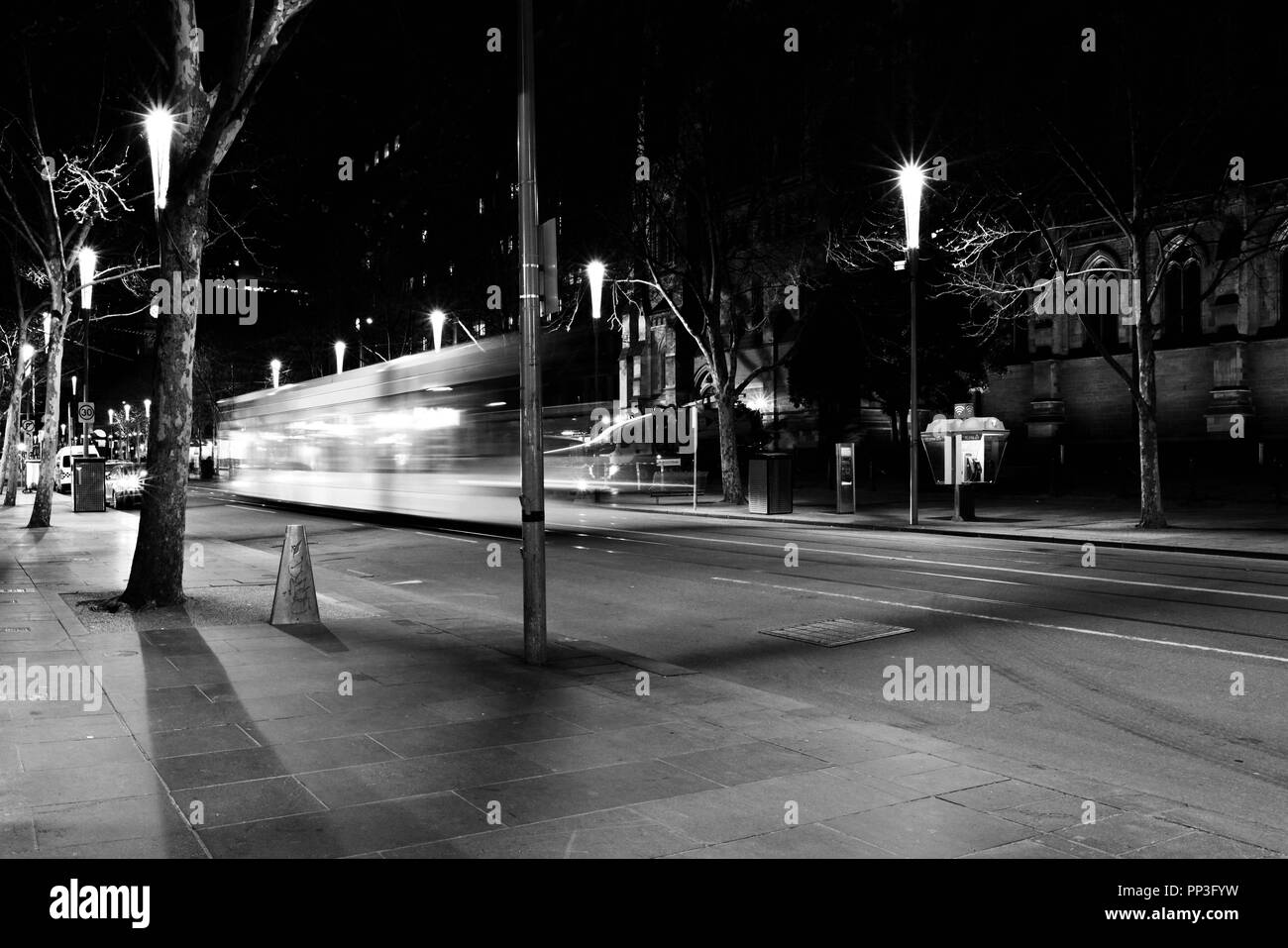 Le tramway en mouvement la nuit, Melbourne, VIC, Australie Banque D'Images