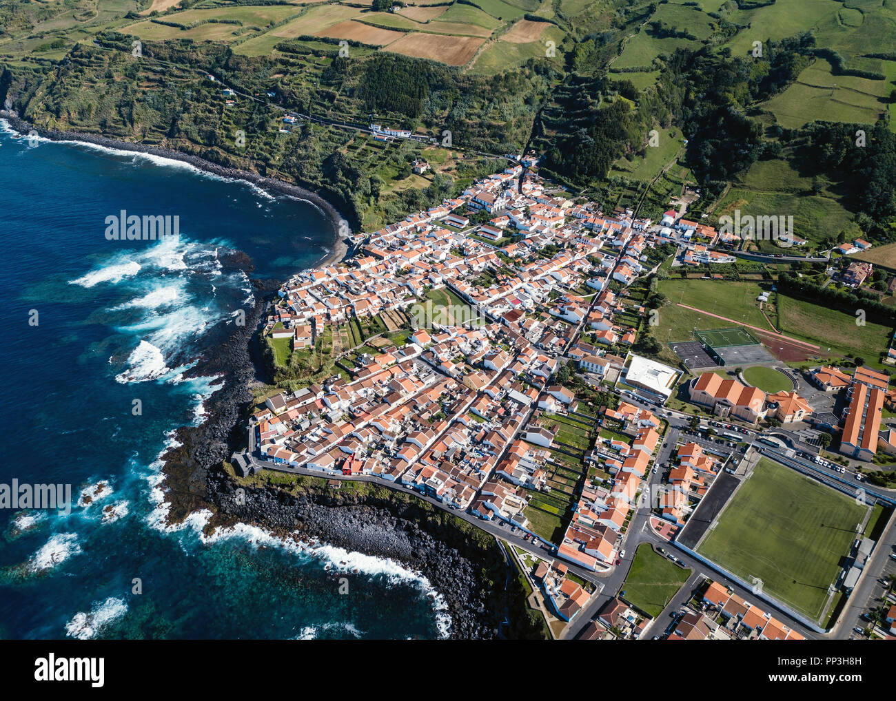 Vue d'ensemble de l'île San Miguel côtes (Maia, quartier de Ribeira Grande) Açores, Portugal. Banque D'Images