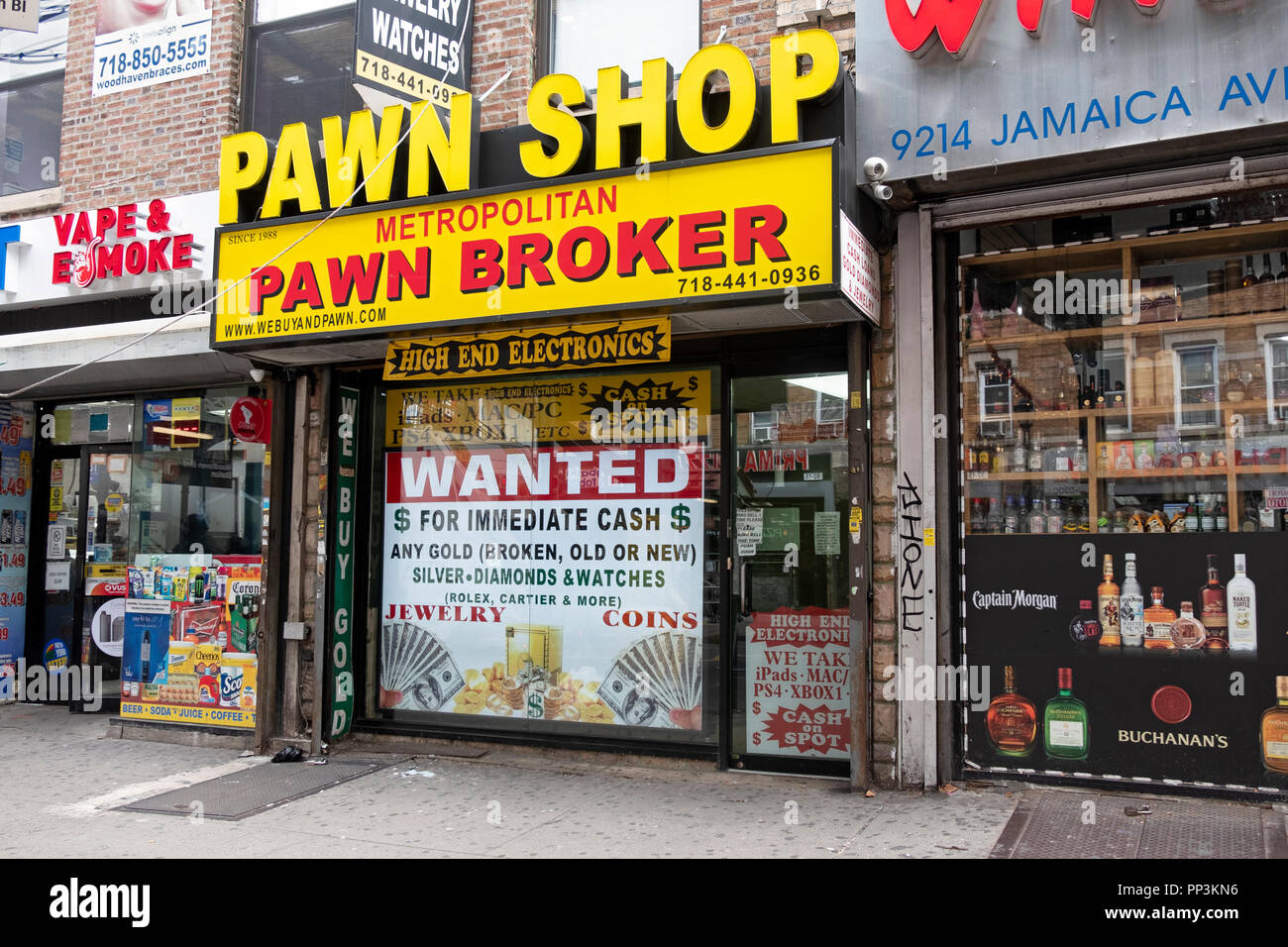 L'extérieur de la région métropolitaine et l'entrée au courtier PAWN pawn shop sur la Jamaïque Avenue dans le Woodhaven du Queens, New York Banque D'Images