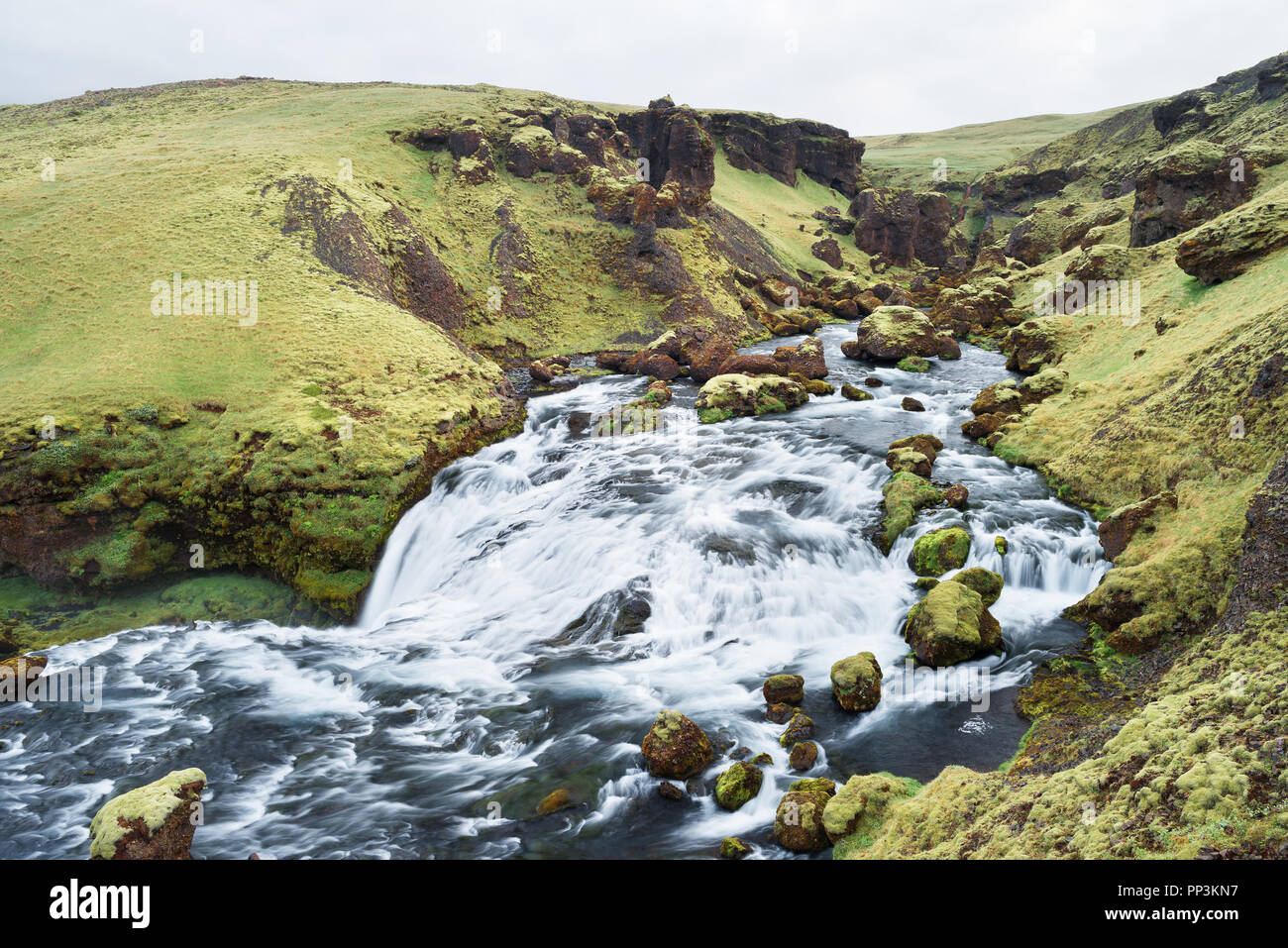 Rivière Skoga et gorge verte. Belles cascades. La nature extraordinaire de l'Islande. Jour couvert Banque D'Images
